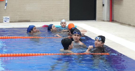clases de natación para adolescentes